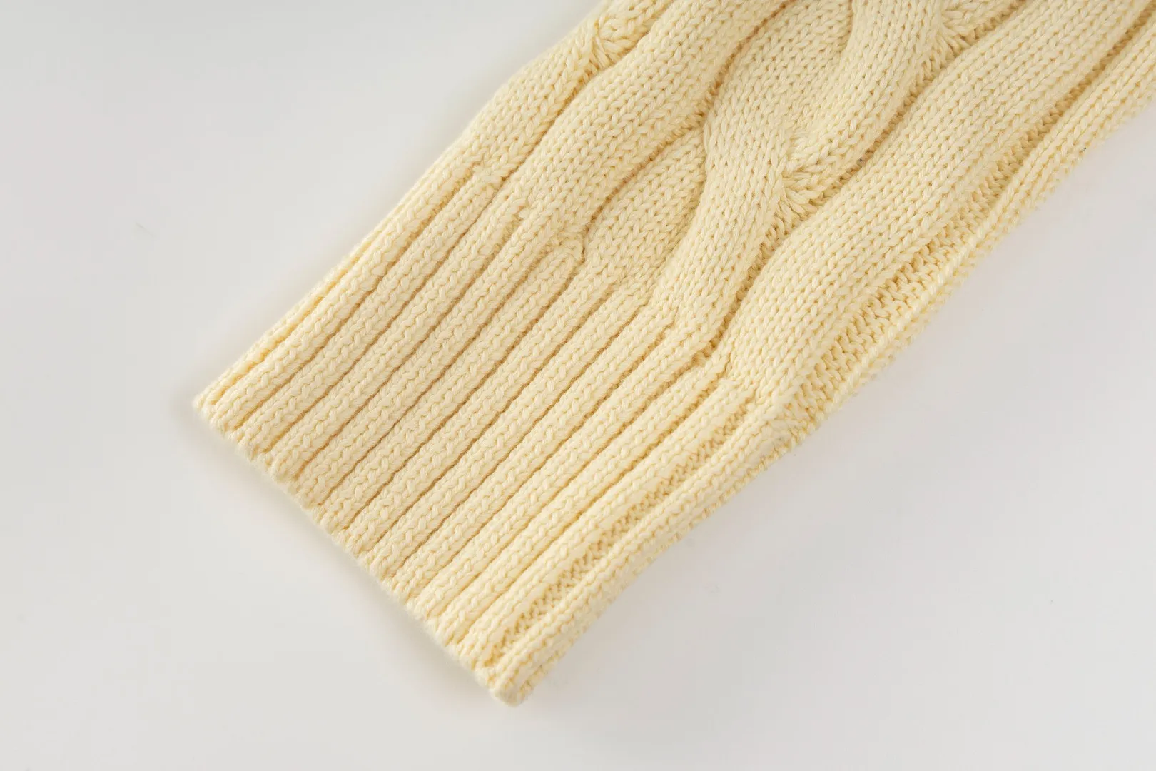 P220 #R91 RALPH LAUREN Ralph Lauren fourteen colors classic small label embroidery round neck pullover cable cardigan sweater men's top, high-density LOGO embroidery on the chest, original customization of tag accessories. Made of pure cotton yarn, pure cotton is skin-friendly and comfortable, small label war horse embroidered twist button round neck sweater 🐎 high quality, follow the blogger to learn how to wear it! Let’s buy a Ralph Lauren cable sweater. It’s a super hard-to-find series after it became popular. It’s hard to find one on the official website. It’s simple and practical to wear, with a lazy and loose feel. The thickened fabric has more texture, feels soft and delicate, and has a loose fit. Whether worn alone or layered, you can wear different styles of fashion with just one piece!   Size：XS S M L Sleeve length: 59/60/61/62/63